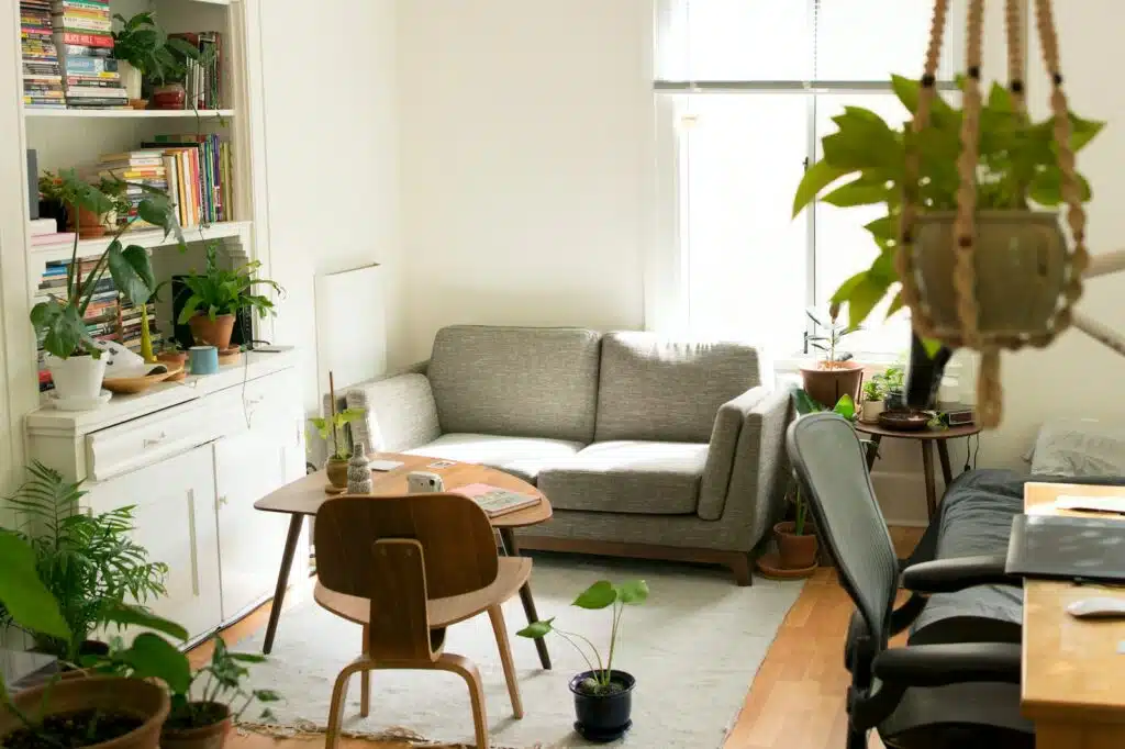 Hogar moderno con elementos ecológicos.
