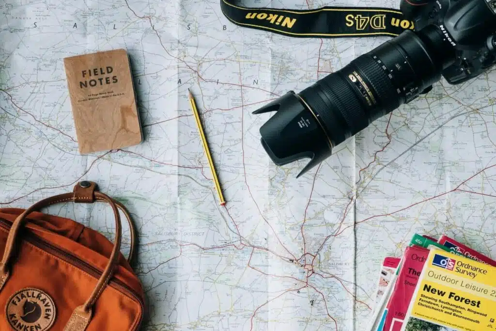 Cámara, mapa, bolso y otros elementos para hacer un viaje.
