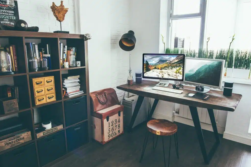 Espacio de trabajo ecológico con dos pantallas.