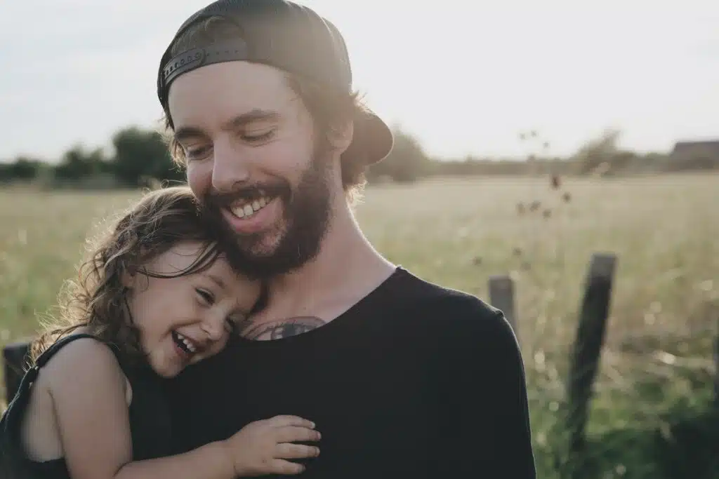 Hombre llevando a su hija.