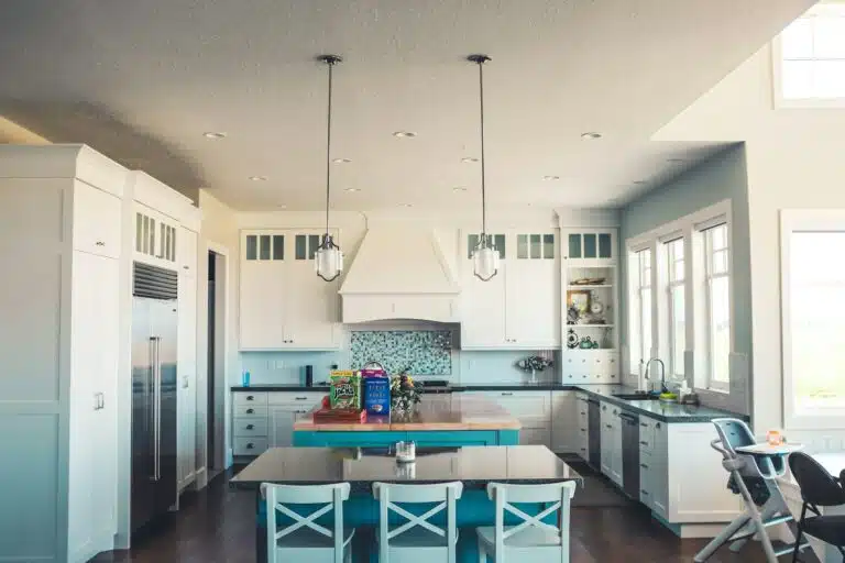 Cocina con isla y mesa, representando el minimalismo en el hogar.