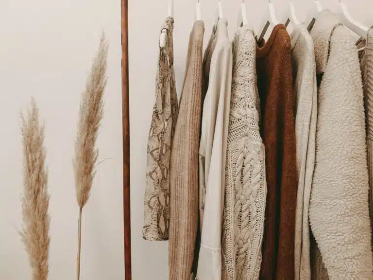 Ropa de moda sostenible colgada en perchas en una tienda