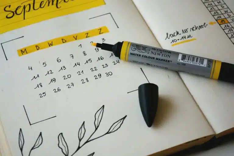 Página de bullet journal con calendario de septiembre y marcador amarillo.